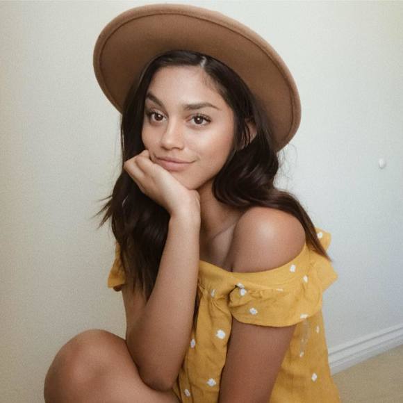 Meet your Posher, Britney - Picture 1 of 1